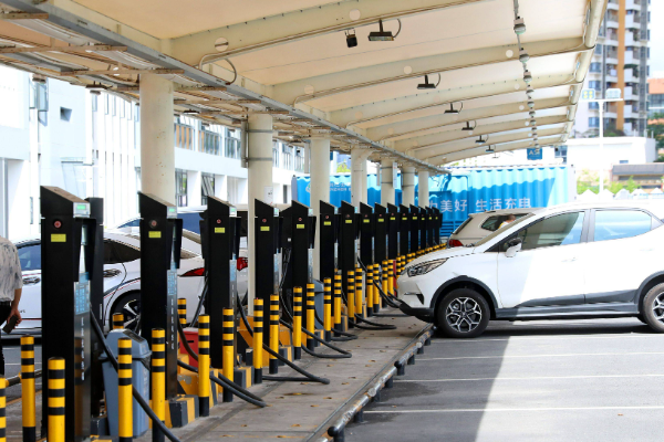 电动汽车充电桩邻避困境破局：安全距离规范解读与主动安全解决方案探