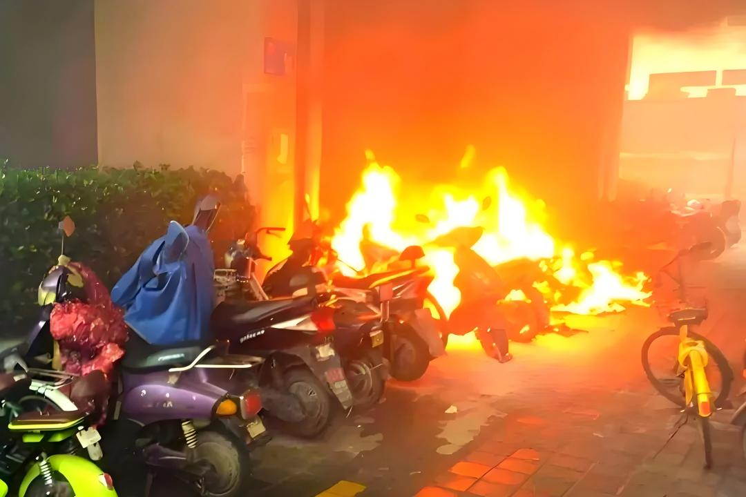 电动车棚突发火灾