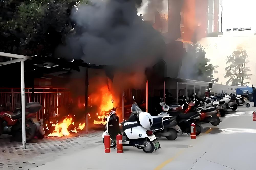 电动车棚突发火灾新闻图片