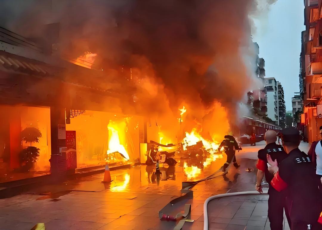 小区车棚突发火情新闻图