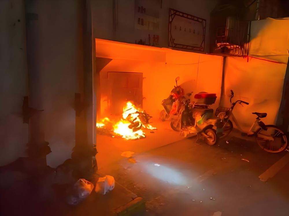 充换电柜火灾事故新闻图片